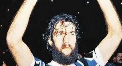 Hugo De León sangrando, con la Copa Libertadores de América ganada con Gremio en 1983
