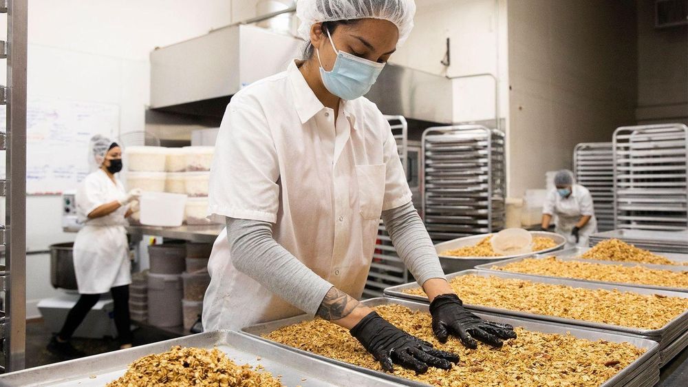 El valor nutricional de la granola se puede mejorar añadiendo nueces y yogur extra.