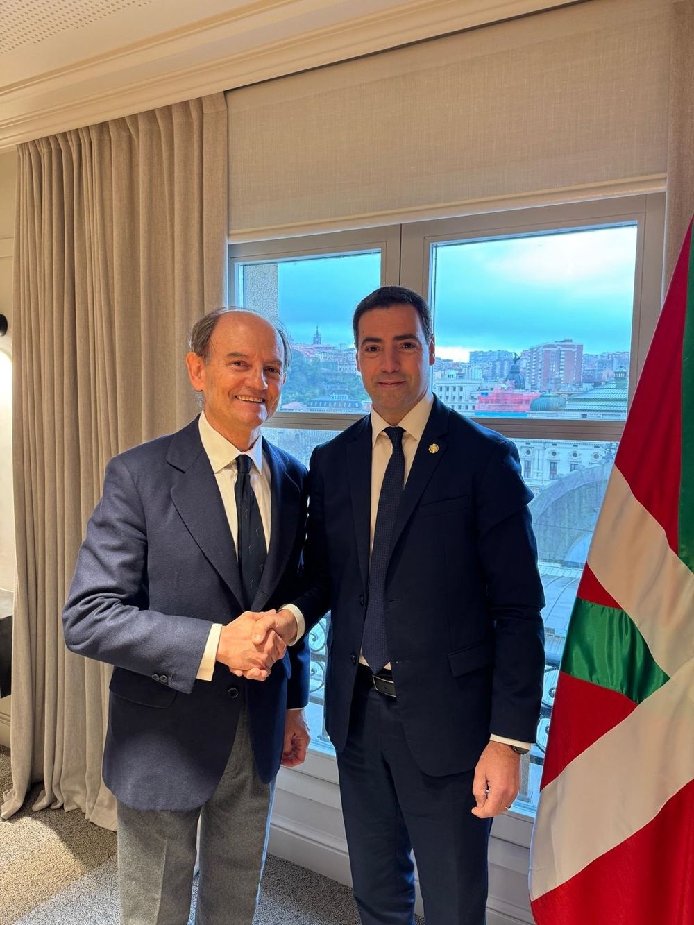 El Lehendakari, Imanol Pradales, y el presidente de Talgo, Carlos de Palacio Oriol. EUROPA PRESS