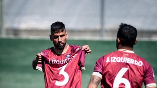 Mario Risso y Lucas Morales con el homenaje a Juan Izquierdo