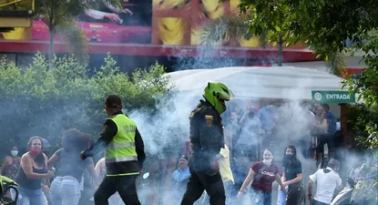 Enfrentamientos entre policías y manifestantes colombianos durante una nueva protesta contra el gobierno en Cali, el 4 de junio de 2021