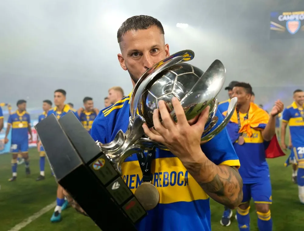 Darío Benedetto con la Supercopa Argentina luego de anotar los tres goles para Boca