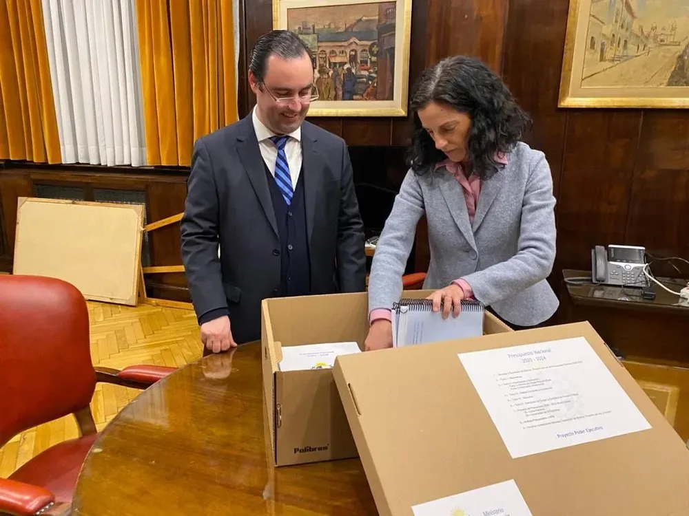 La ministra Arbeleche y el director de la Asesoría Macroeconómica, Hernán Bonilla, en la sede de la cartera antes de concurrir al Palacio Legislativo