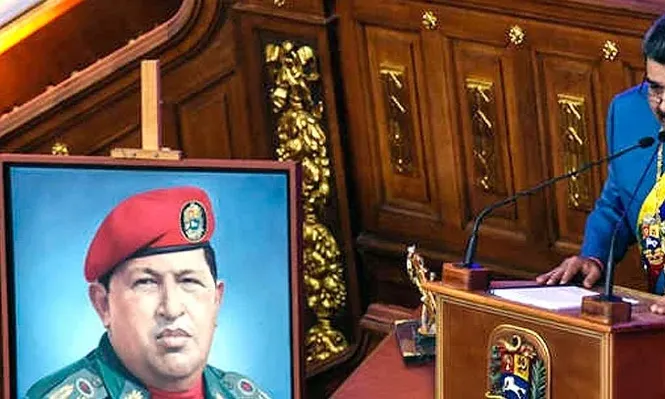 El presidente de Venezuela, Nicolás Maduro, junto a un cuadro de su antecesor Hugo Chávez