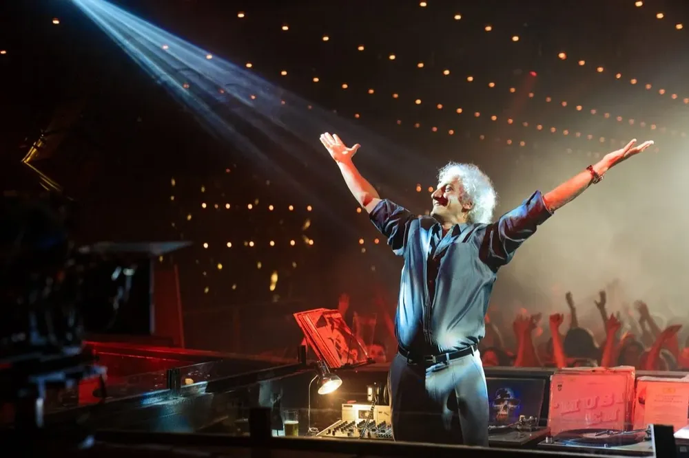 Juan Minujín como Guillermo Coppola en El Representante