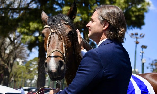 Lacalle Pou conociendo a la yegua que le regalaron