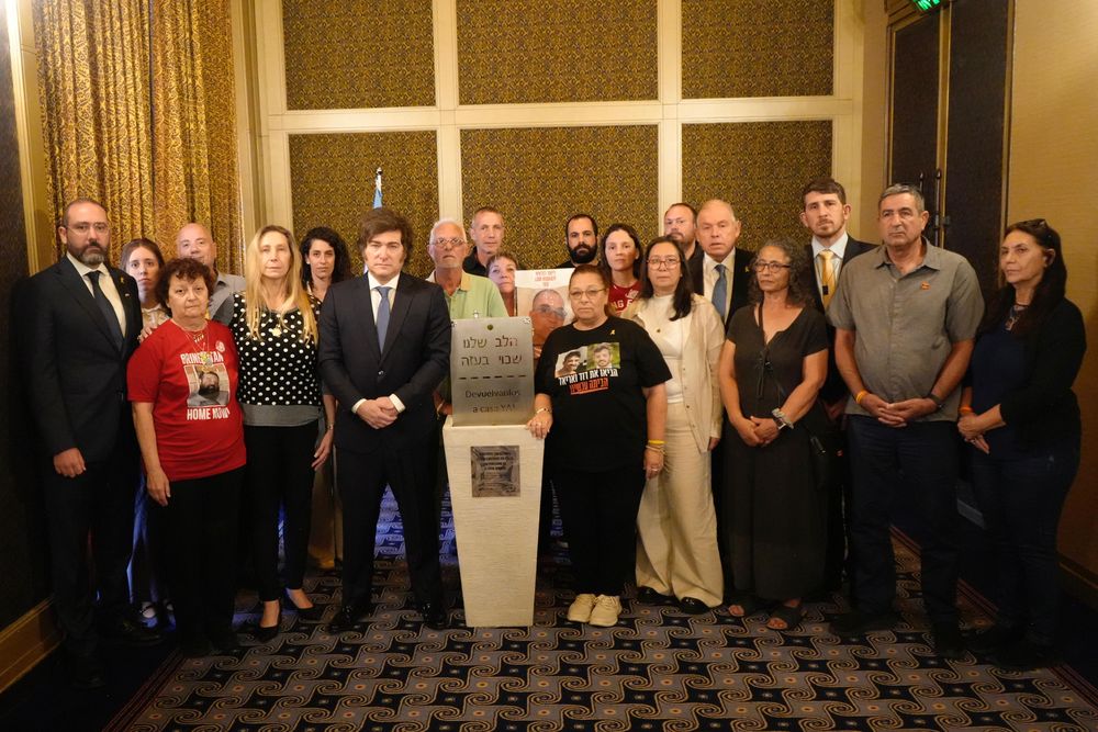 El presidente Javier Milei, en Jerusalén, con familiares de las víctimas del grupo terrorista Hamás.