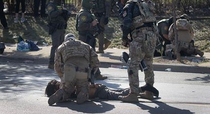Los enfrentamientos entre agentes migratorios y manifestantes ya deja varios arrestos.
