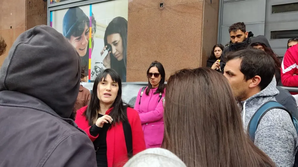 Cáceres dialoga con estudiantes que quisieron ocupar la sede central de ANEP.