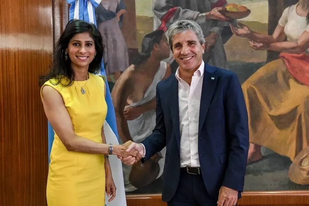 Gita Gopinath y Luis Caputo