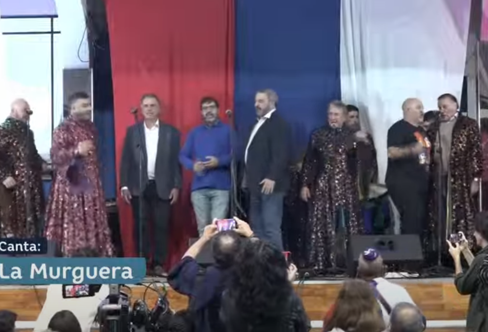Yamandú Orsi, Fernando Pereira y Mario Bergara junto a La Murguera