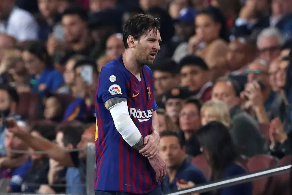 El gesto de dolor de Messi tras su fractura