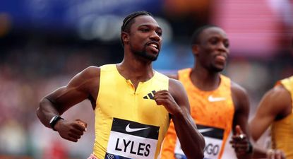 Noah Lyles en la final masculina de 100 metros planos durante la Reunión de Atletismo de Londres en 2024.