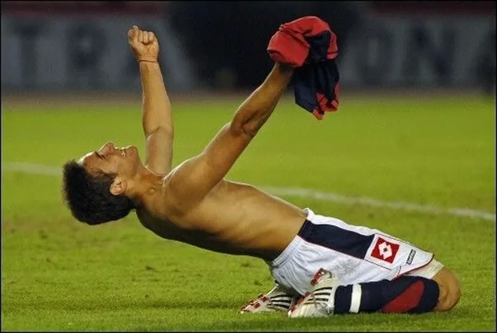 El festejo de Bergessio en el Monumental