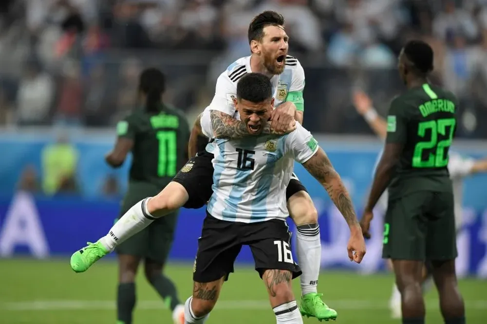 Messi y Rojo festejan el gol del triunfo frente a Nigeria