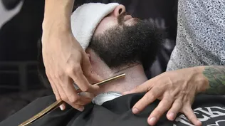 La afeitada con toalla caliente es un clásico. Lucky Barber Shop