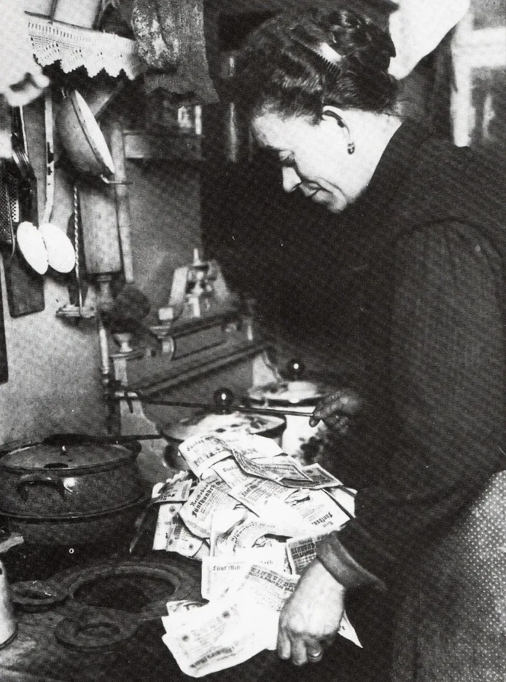 Alemania, 1923: un ama de casa cocina con billetes de marcos, más baratos que el carbón tras una inflación de 56.000.000.000% en cuatro meses