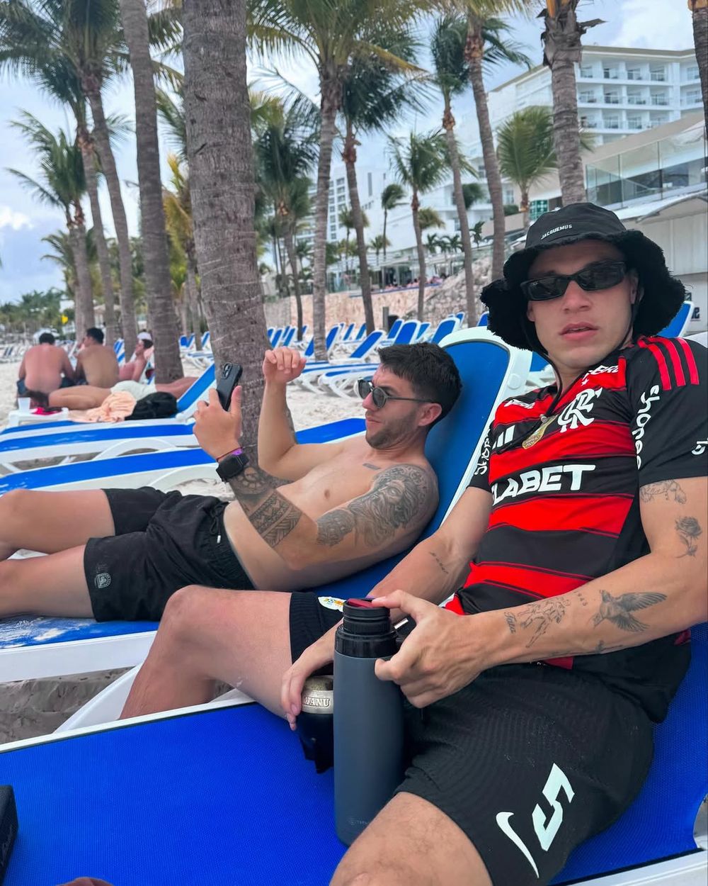 Manuel Ugarte en Cancún de vacaciones con la camiseta de Flamengo Manuel Ugarte en Cancún de vacaciones con la camiseta de Flamengo