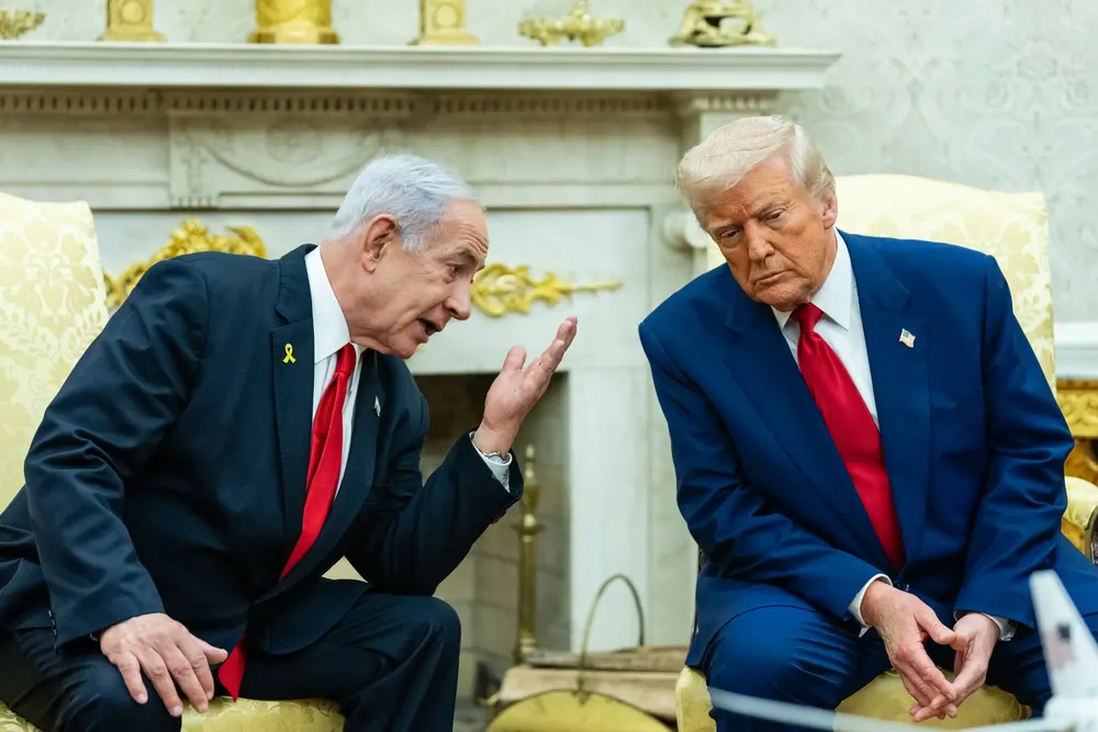 Irán interpretó el ataque masivo de Israel al Líbano como un quiebre de la tregua. Una provocación que lo enfureció al punto de cerrar el estrecho de Ormuz. Benjamin Netanyhau, el primer ministro israelí (foto, izquierda, junto a Donald Trump), aclaró desde un principio que esas operaciones quedaban fuera del acuerdo. Pero no se entienderon bien.&nbsp;