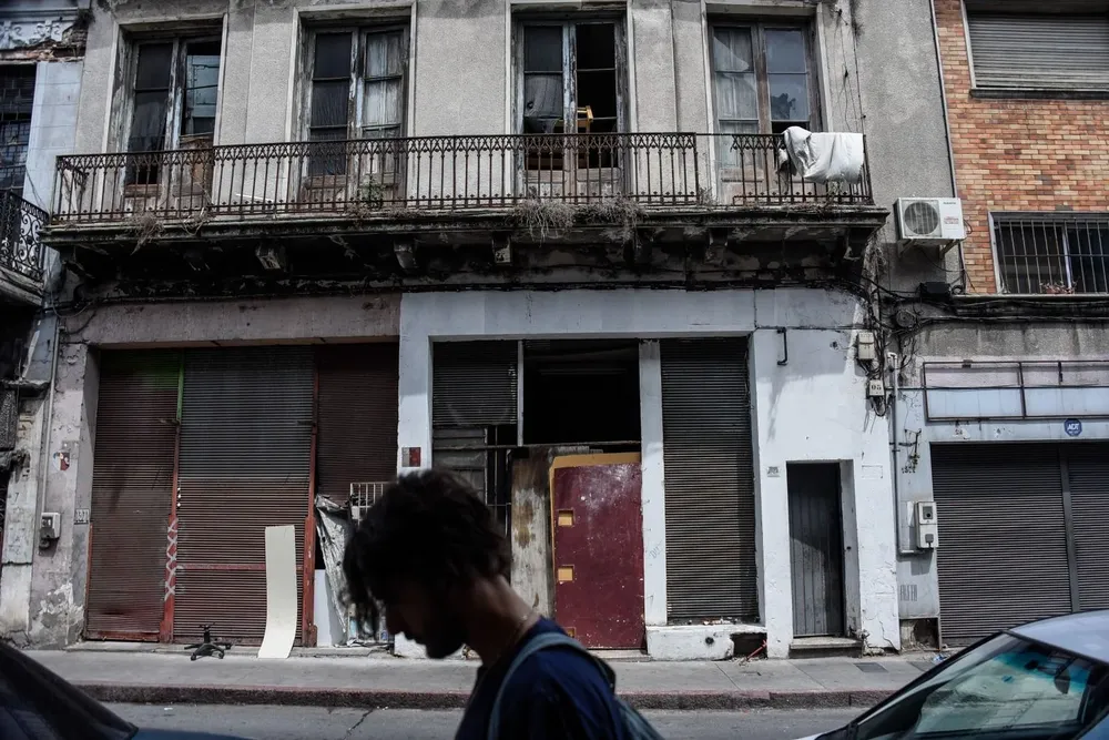 Locales comerciales ocupados en la calle Colón