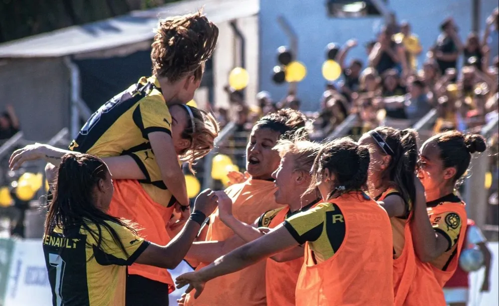 Las jugadoras de Peñarol celebran el título del Campeonato Uruguayo tras derrotar en otro clásico a Nacional