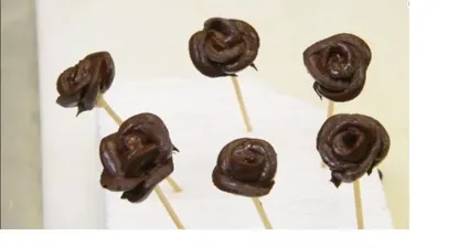 como hacer rosas de chocolate y nuez para decorar un huevo de pascua