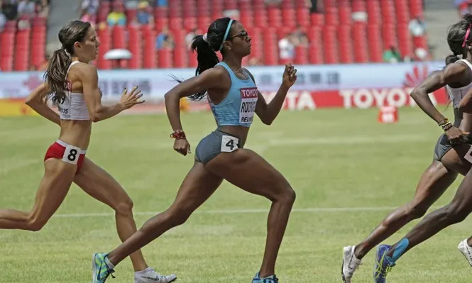 Déborah Rodríguez en la serie de 800 metros del Mundial de Pekín