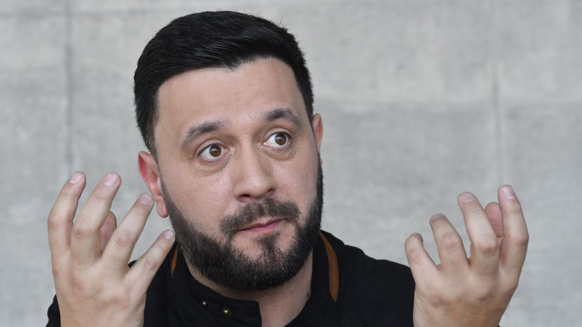 Robaron el ómnibus de gira de Lucas Sugo y se llevaron instrumentos y equipamiento: el mensaje del cantante