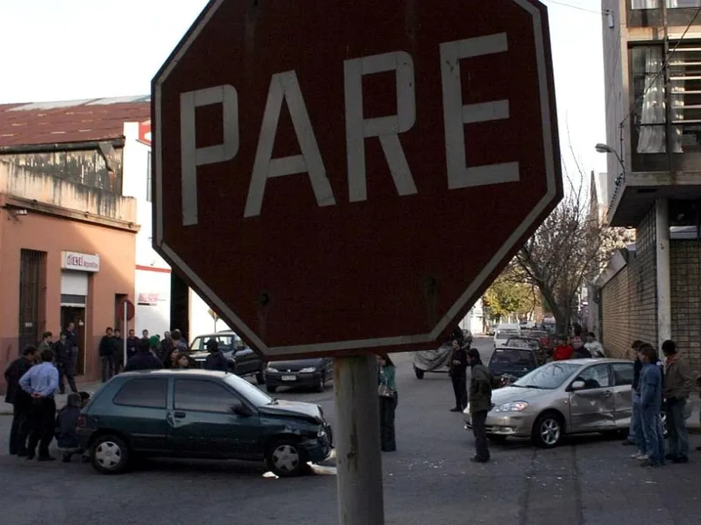 Cartel de PARE de Cuareim y Guatemala.