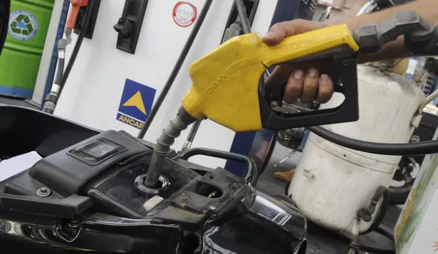 ¿Cuánto menos debería costar la nafta y el gasoil si hoy se aplicara lo que dice la Ursea?