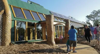 La escuela sustentable abrió sus puertas en marzo de 2016; el financiamiento y comunicación contó con el apoyo de Unilever, a través de la marca Nevex