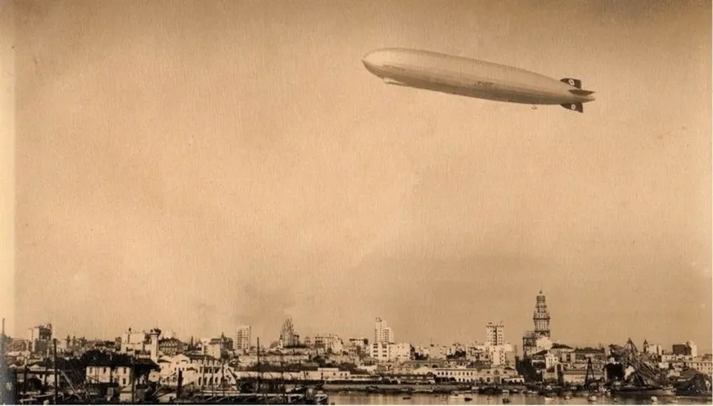 El Graf Zeppelin sobre Montevideo en junio de 1934, durante la era de Gabriel Terra.