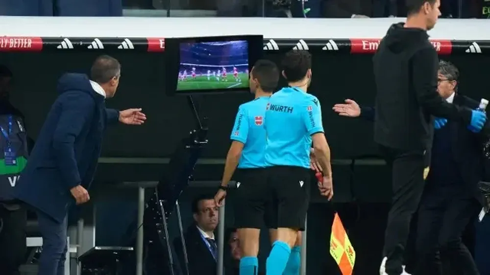 Francisco José Hernández Maeso revisa una jugada en la pantalla durante el Real Madrid - Almería.