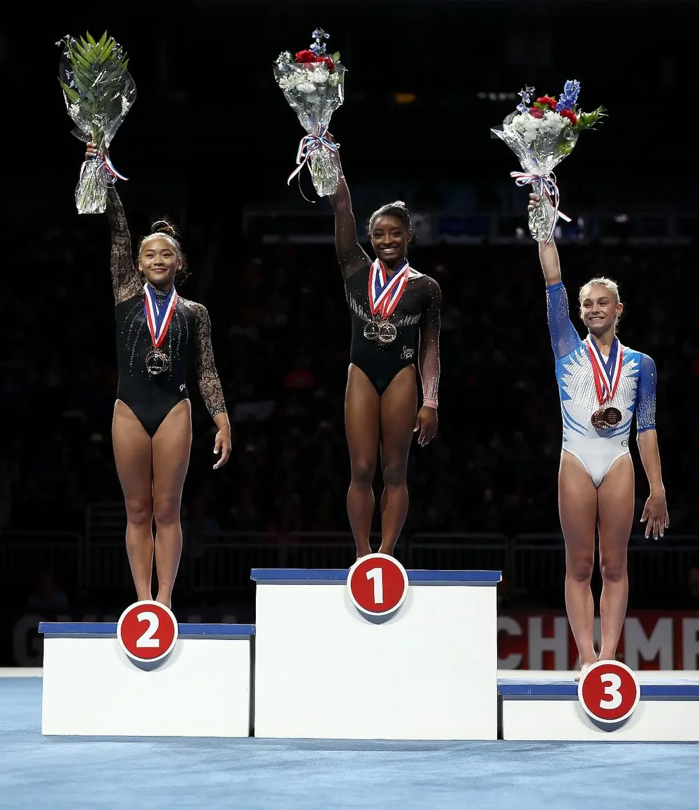 El podio final: Simone Biles, Sunisa Lee y Grace McCallum