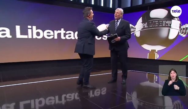 El regalo que recibió Alberto Kesman en manos de Federico Buysan en plena transmisión de Telemundo