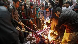La furia con la que contestaron los iraníes a la decisión de Trump: prendieron fuego una bandera estadounidense de papel