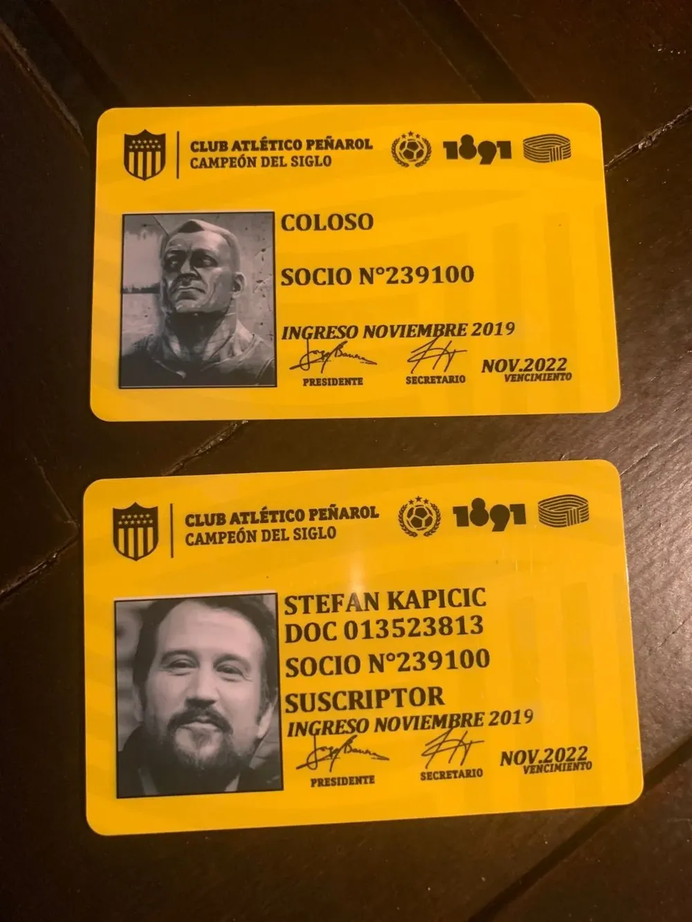 El carnet de socio de Coloso y de Stefan Kapisic