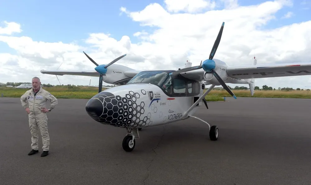 Al igual que un vehículo híbrido recargable, el avión se enchufa a la red eléctrica entre dos usos