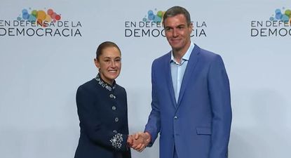 La presidenta de México, Claudia Sheinbaum,, y el presidente de España, Pedro Sánchez, en la Cumbre de Barcelona.