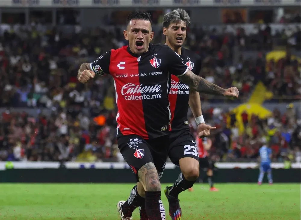 Brian Lozano celebra el segundo de sus goles para Atlas ante América de México Brian Lozano celebra el segundo de sus goles para Atlas ante América de México