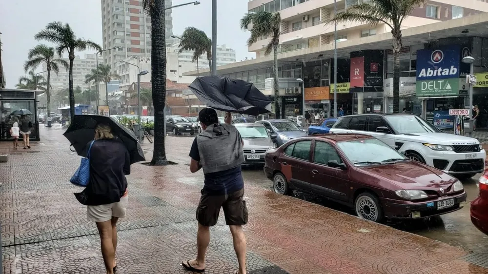 Foto de archivo. Lluvia en Punta del Este