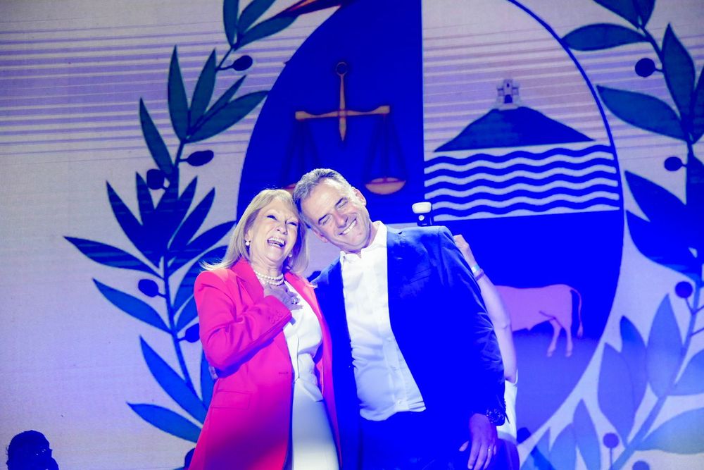 Carolina Cosse y Yamandú Orsi en el escenario tras la victoria del Frente Amplio