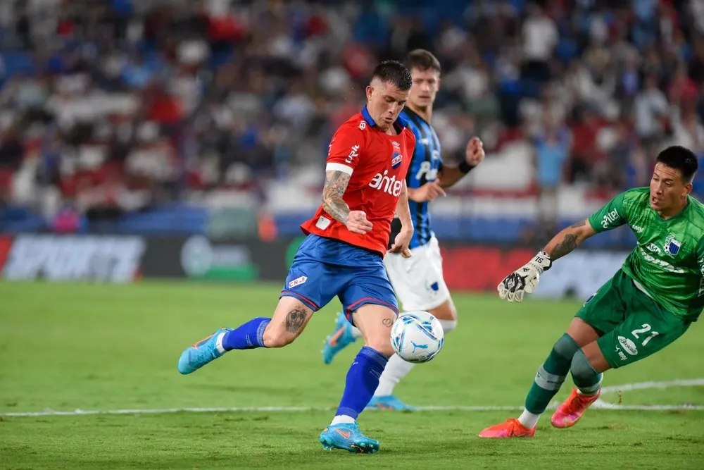 El Colo Ramírez contra Lentinelly en el último Nacional-Liverpool, fue 0 a 0
