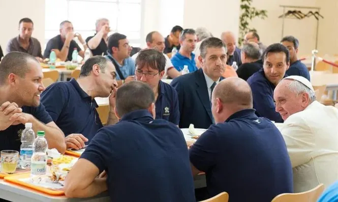 El papa almuerza con trabajadores del Vaticano en un comedor laboral