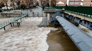 El río Manzanares a su paso por el puente de los Franceses, en Madrid, este viernes. EUROPA PRESS