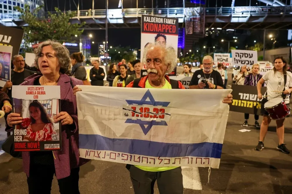 Los familiares de los rehenes presionan para que se acepte un acuerdo que permita liberarlos.