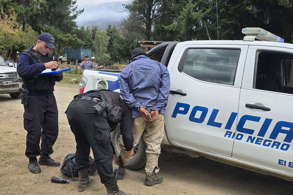 Los vecinos retuvieron a un sospechoso hasta que llegó la policía. Tenía una botella que contenía un líquido que podría haber sido utilizado como acelerante y que será analizado.