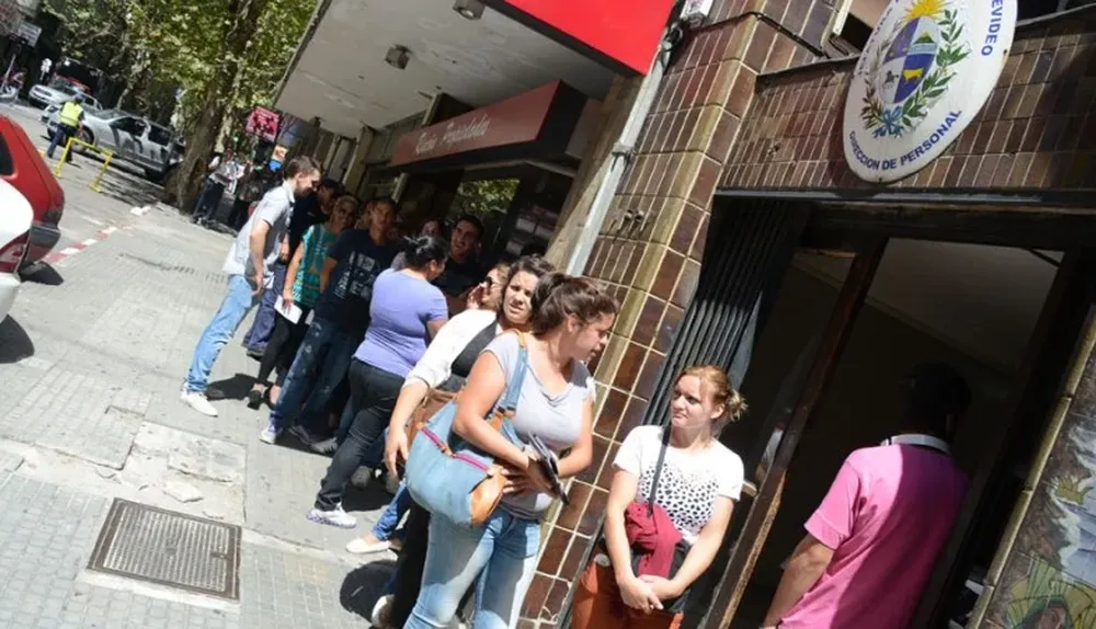 Antes del mediodía de este martes, la cola de aspirantes a policías daba vuelta la esquina