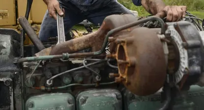 Nicolás Rocha, jugador de Rampla, ayer en su otra función: trabajador de un taller mecánico