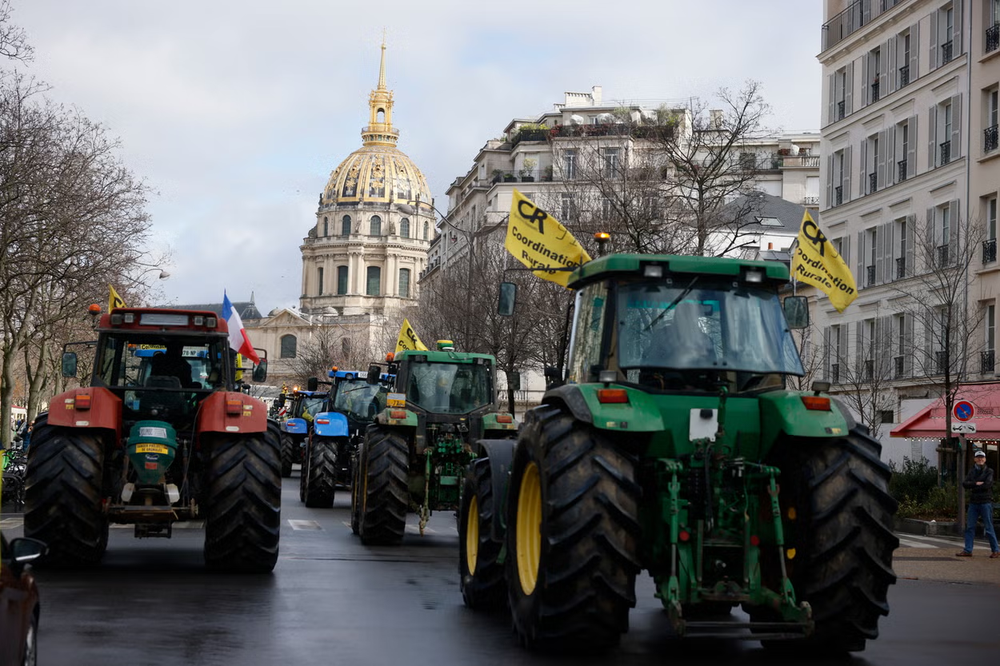Cientos de tractores circulan por las calles parisinas en contra del acuerdo con el Mercosur.